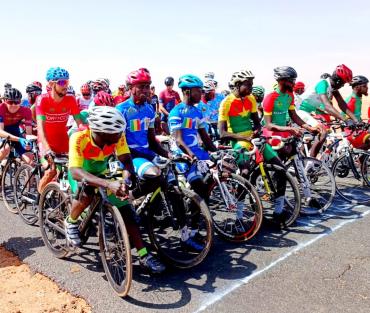 طواف الساحل بموريتانيا (المرحلة الأولى) : الدراجون المغاربة يحتكرون منصة التتويج