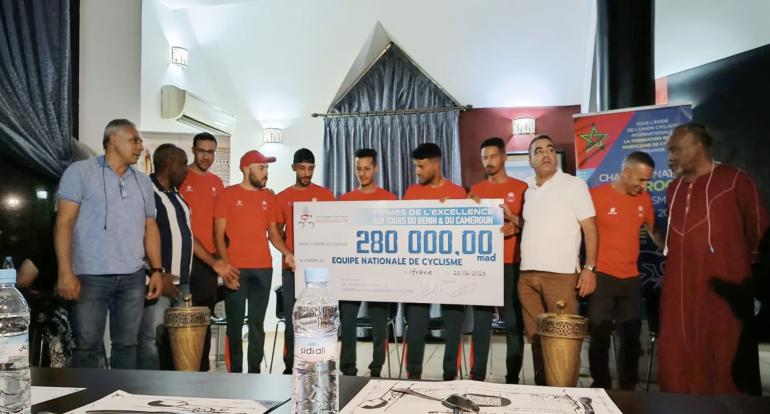 سباق الدراجات : تسليم مكافئات مالية لعناصر المنتخب الوطني المتوج في طوافي البنين والكاميرون